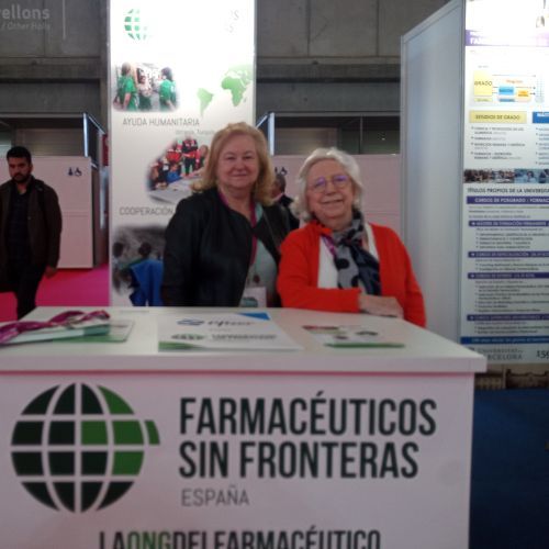 Infarma 2023 Mercè Camps y Ana Aliaga en el stand de Farmacéuticos Sin Fronteras