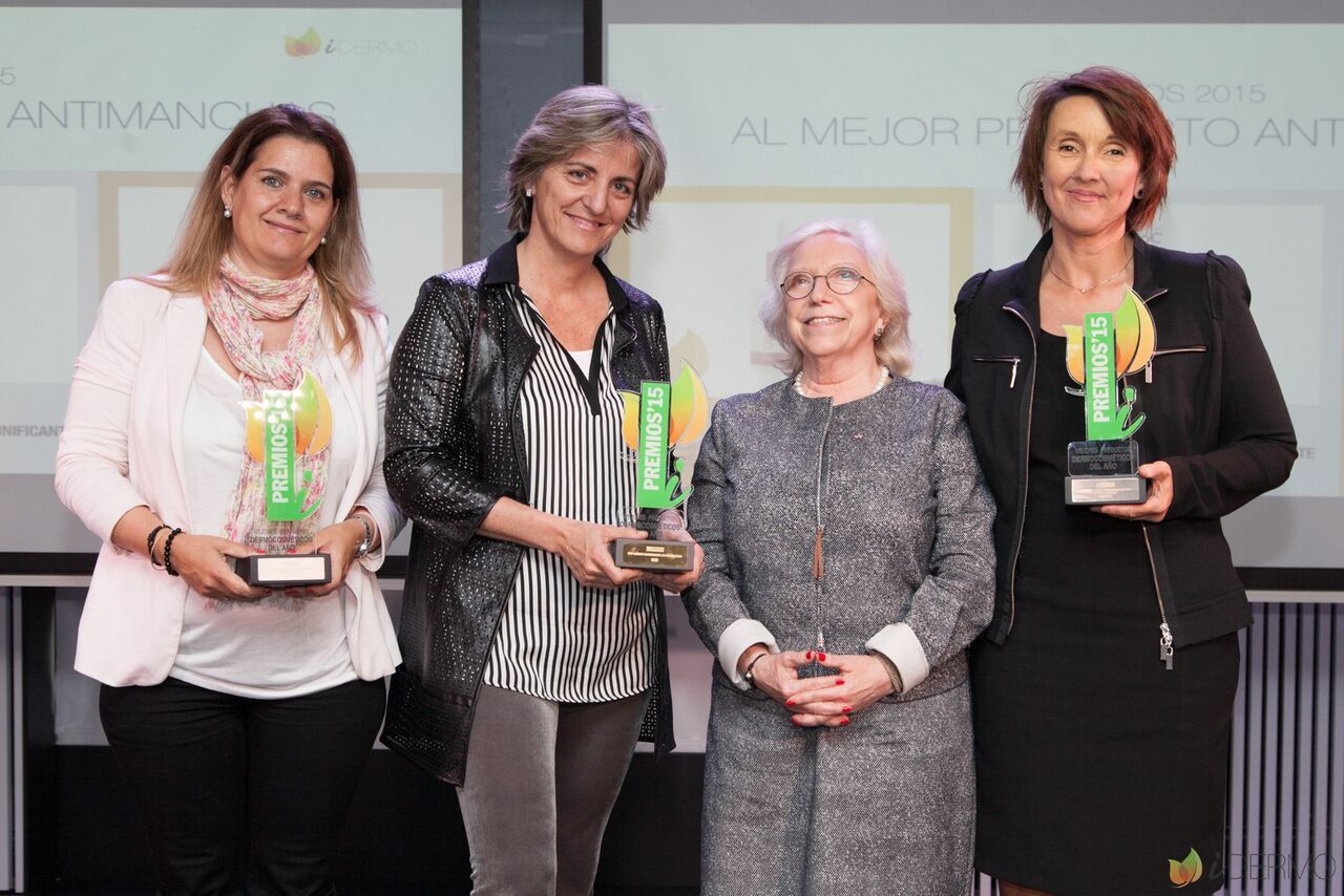 La directora de GTF entrega los premios Mejor producto animanchas en Idermo 2015