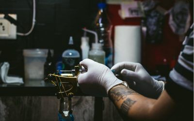 Seguridad en agujas para tatuadores: un estudio demuestra el desgaste de las agujas con las tintas que contienen dióxido de titanio